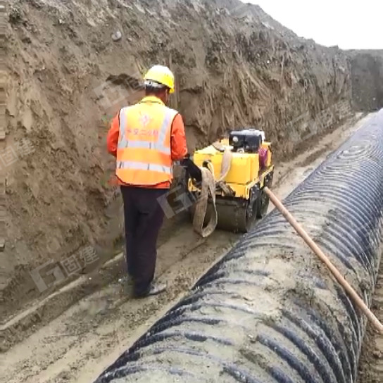 手扶双轮压路机压沟槽回填土